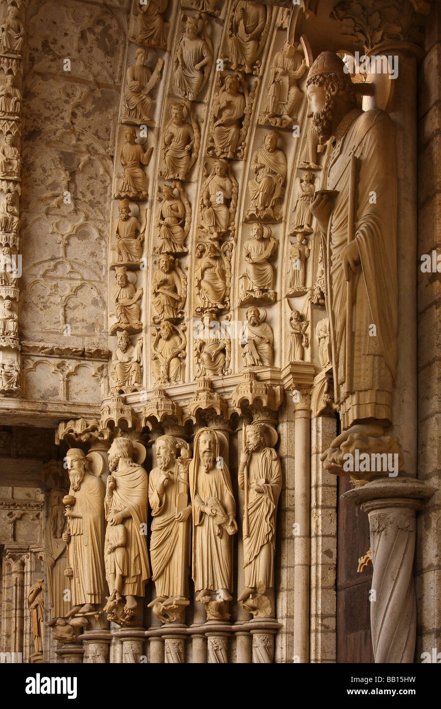 Sculptures sur pierre à côté d'une des portes de la cathédrale de Chartres. La France. Banque D'Images