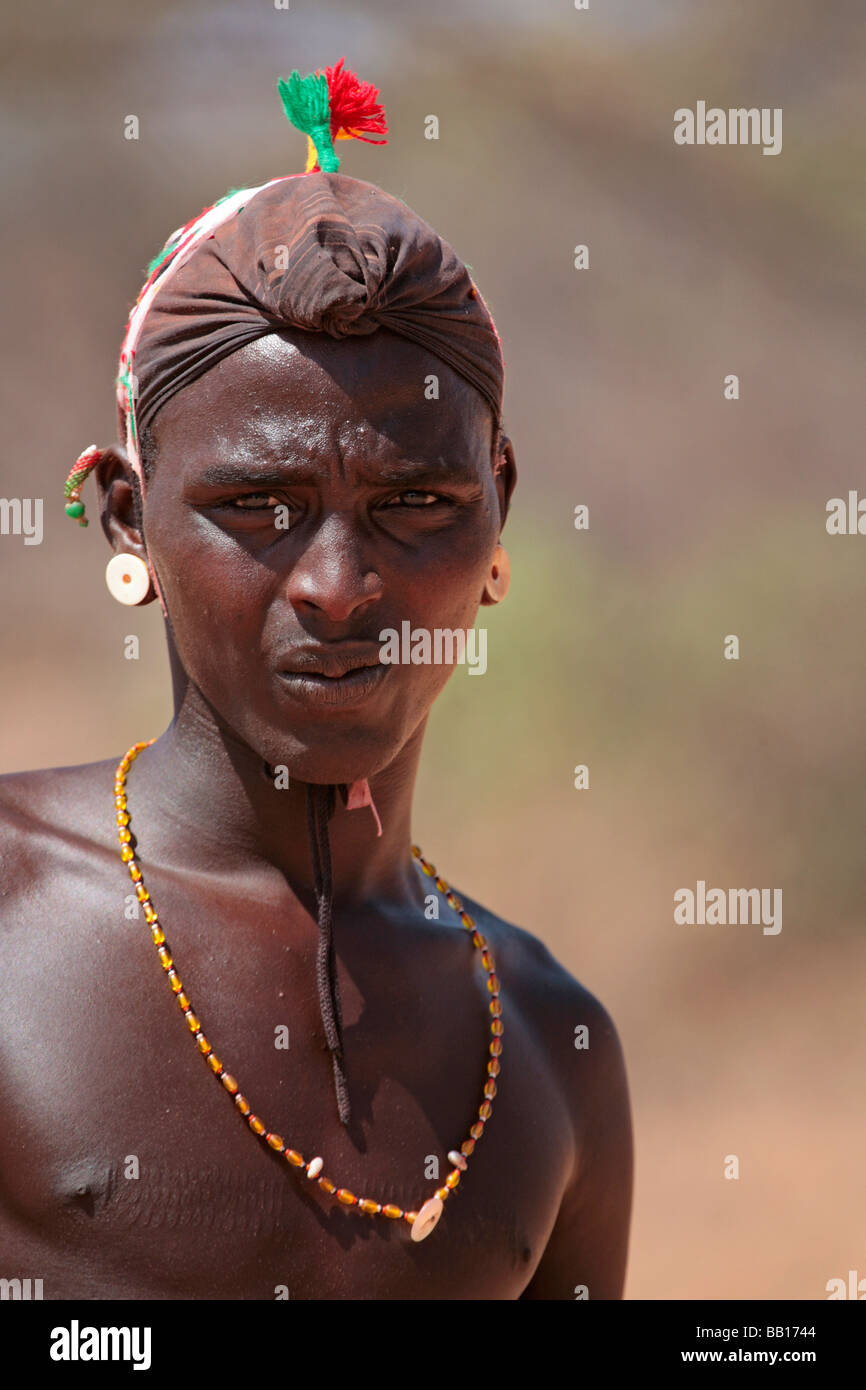 Samburu Moran ou guerrier dans le désert du nord du Kenya Banque D'Images