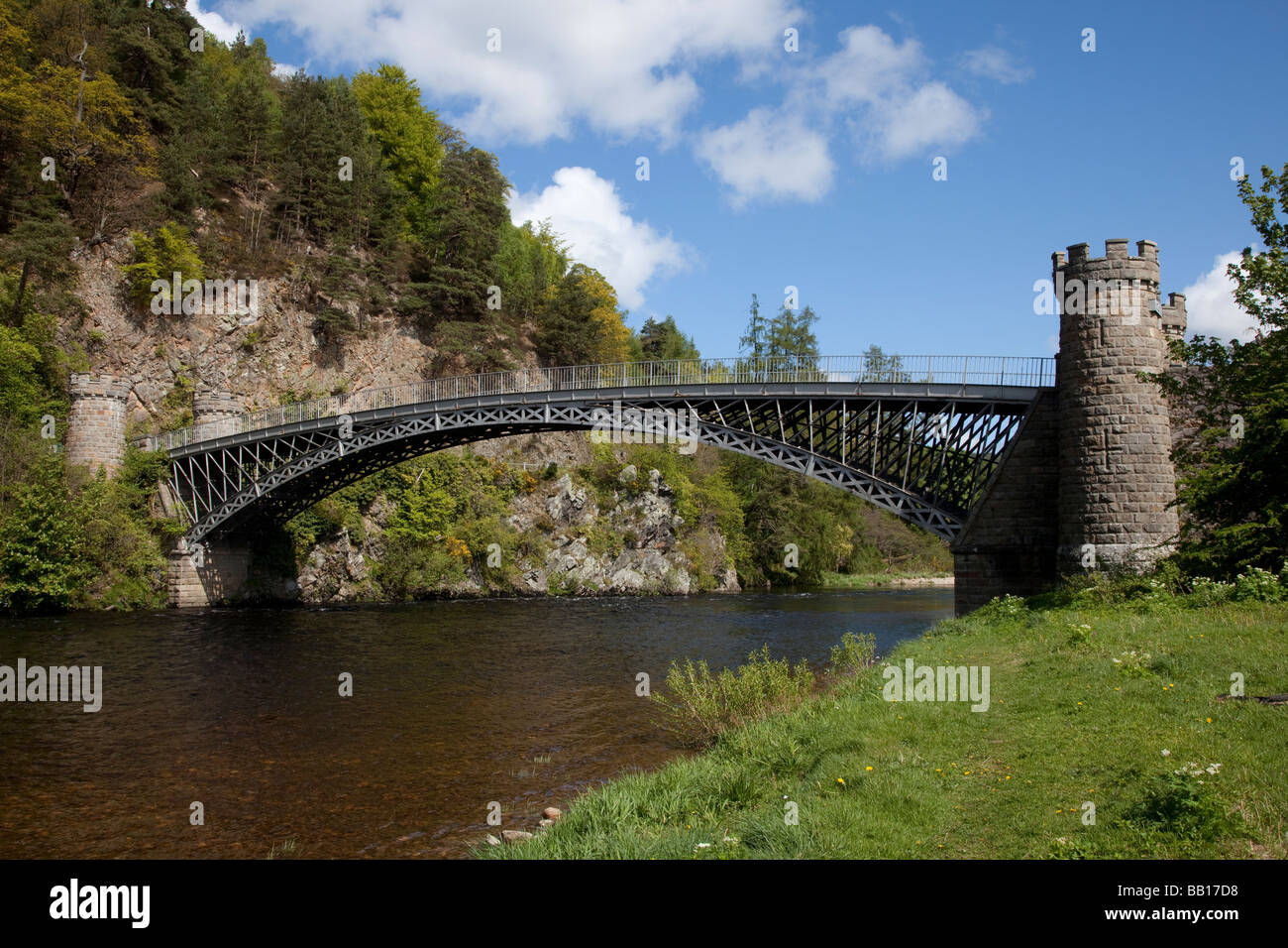 Thomas Telford  Craigellachie pont en fer forgé traversant la rivière Spey à Craigellachie, Speyside, Moray, Écosse Banque D'Images