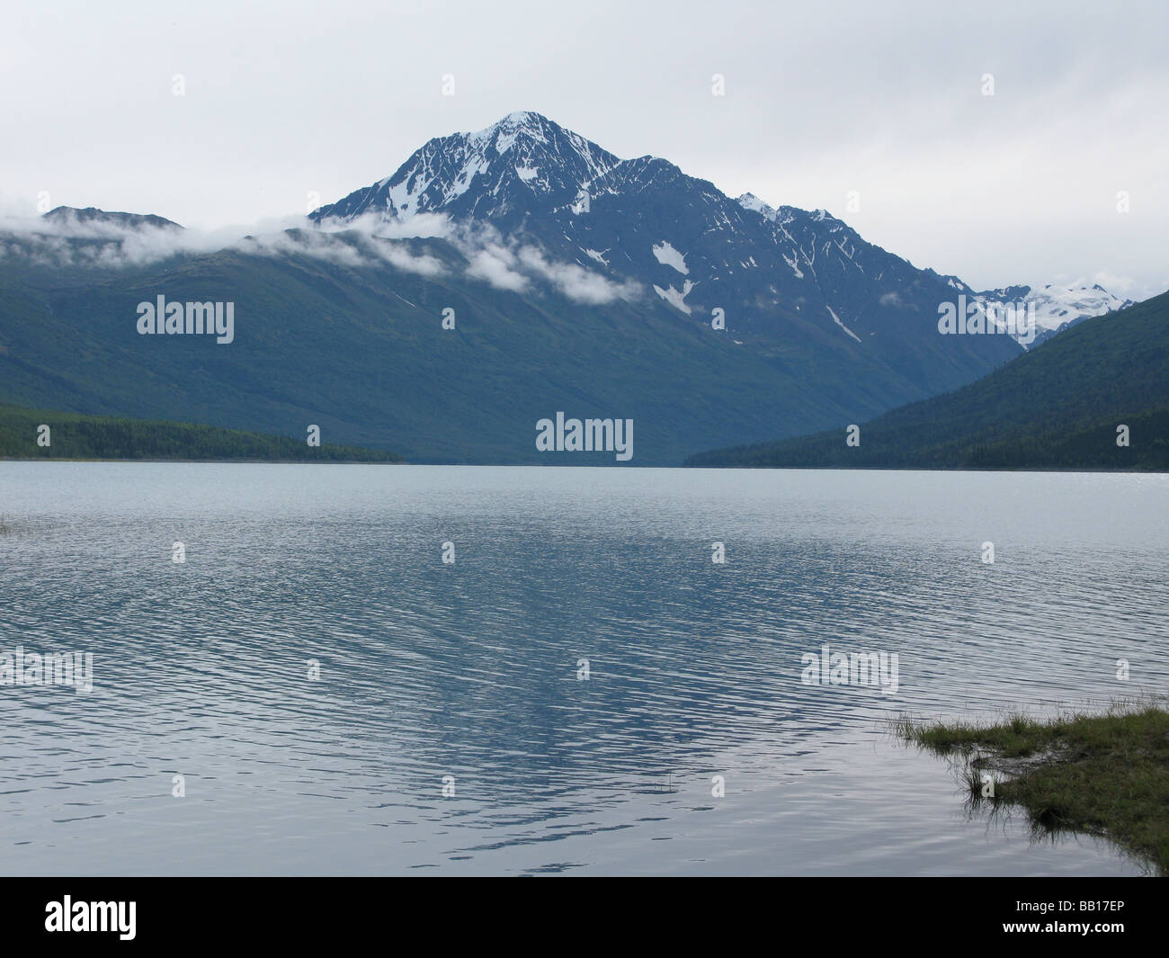 Vue panoramique des montagnes de l'Alaska dont ocean en premier plan Banque D'Images