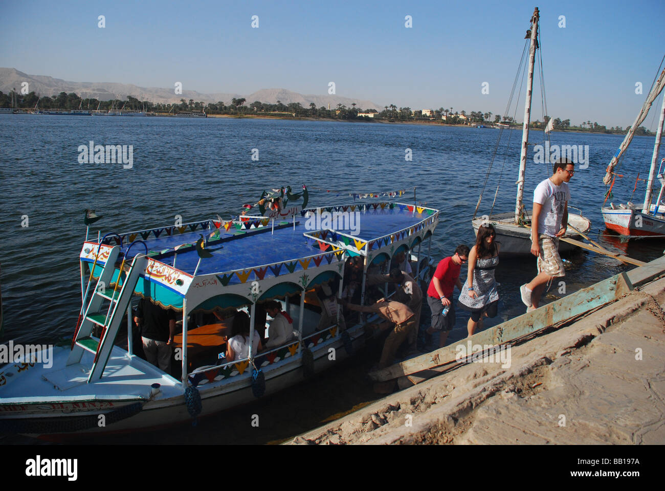 Sur le Nil à Louxor, Egypte, un ferry tombe les touristes Banque D'Images