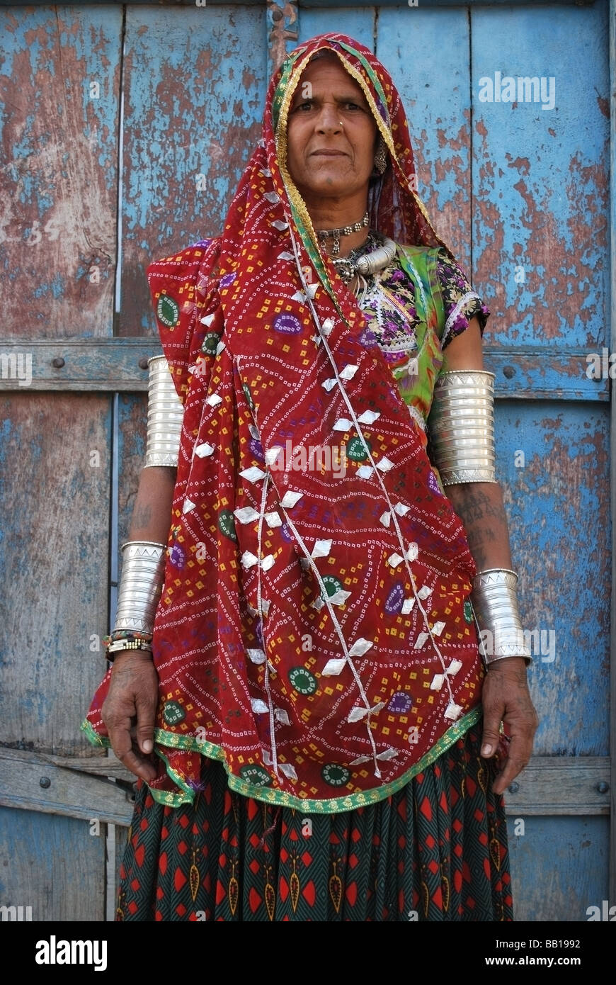 Portrait de vêtements traditionnels tribaux indiens bangle femme portant sur les armes Banque D'Images