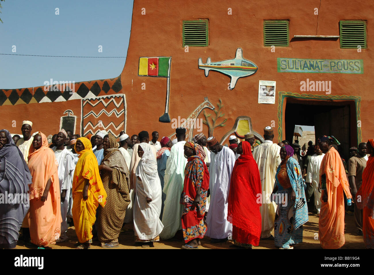 Cameroun, Pouss. Rassemblement de couleurs hommes & femmes africaines traditionnelles locales et dans des tenues colorées pour une celebrationPouss Banque D'Images