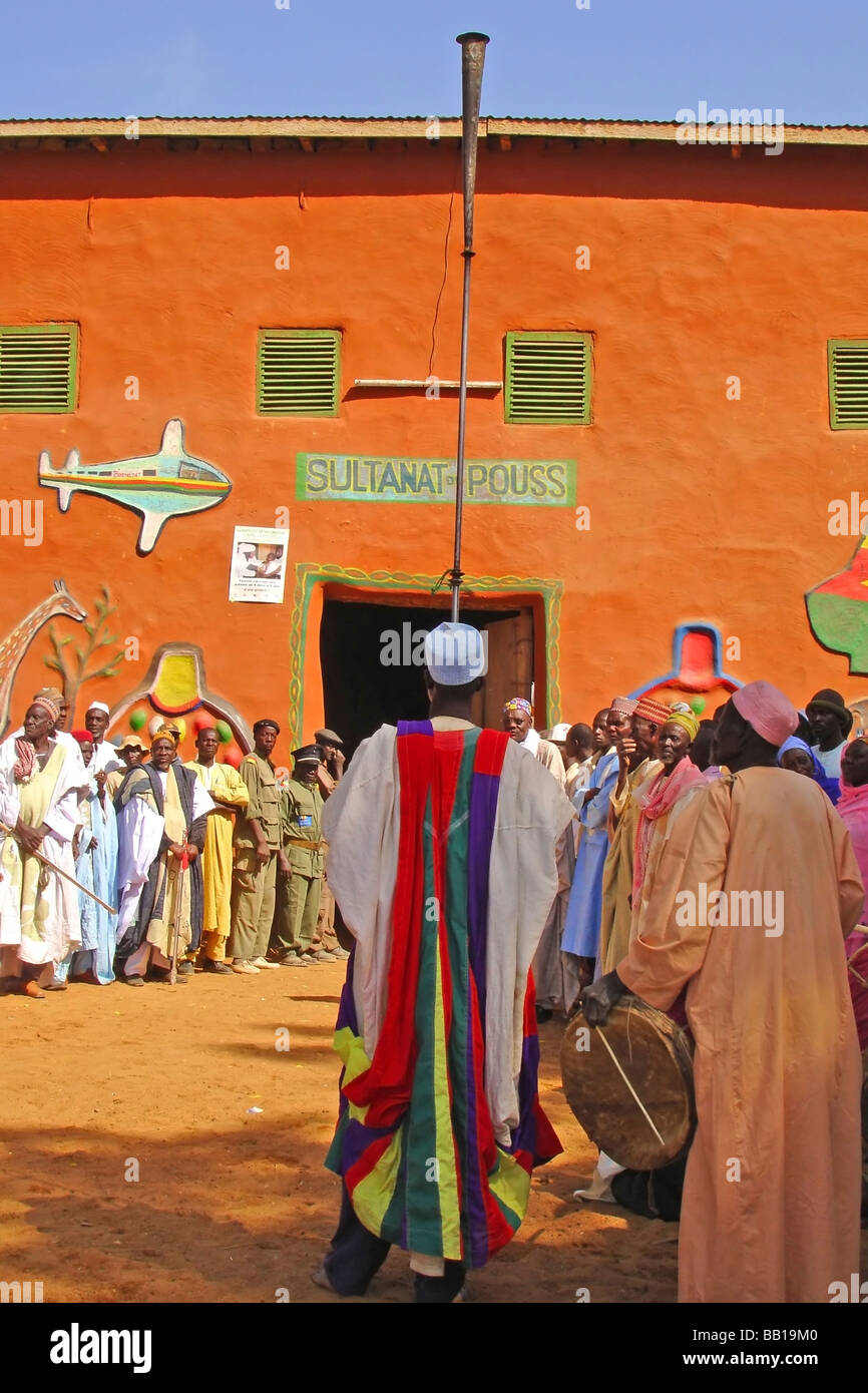 Cameroun, Pouss. Rassemblement de couleurs hommes & femmes africaines dans des tenues colorées et traditionnelles locales pour une célébration Banque D'Images