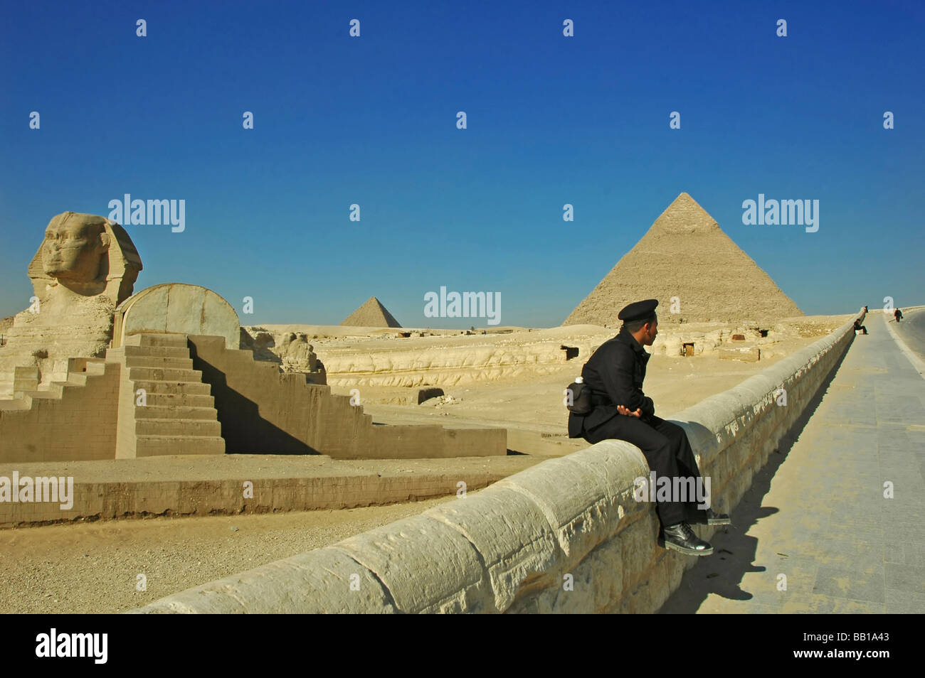 L'Egypte, à Gizeh. Policier égyptien dans son uniforme noir Banque D'Images