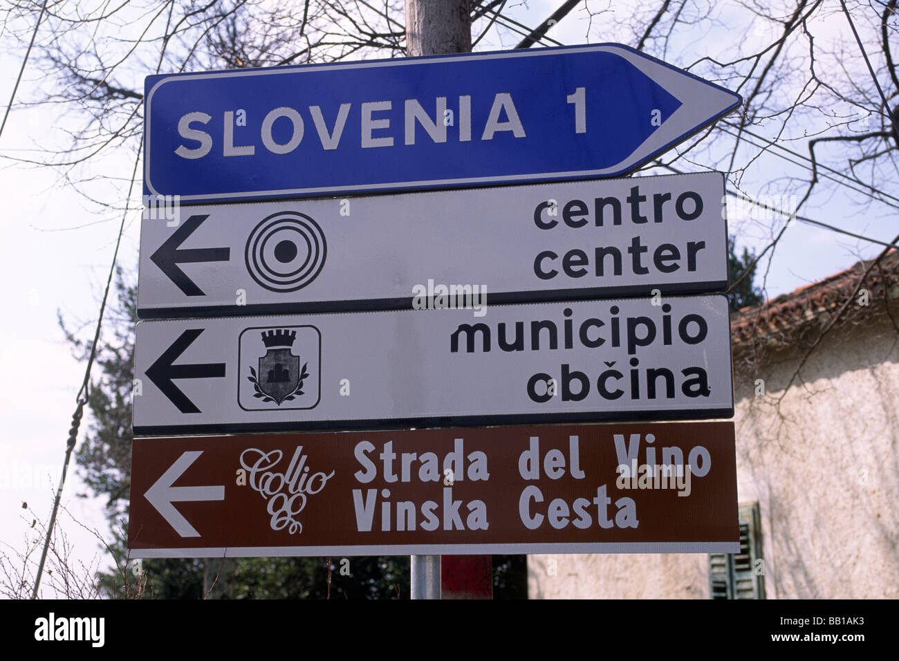 L'Italie, Frioul-Vénétie julienne, Gorizia, panneau routier bilingue en italien et slovène Banque D'Images