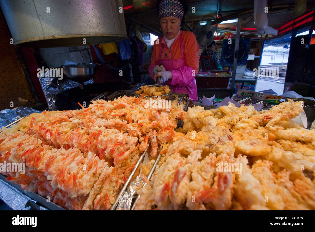 Femme faisant des crevettes frites à Sokcho Corée du Sud Banque D'Images