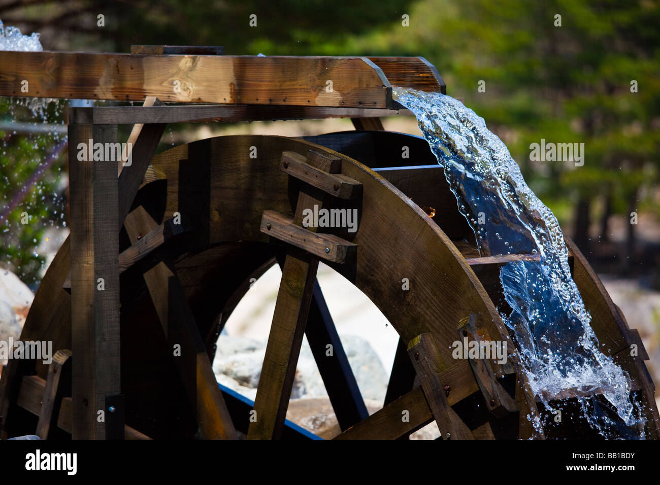 Roue à eau en bois traditionnel dans le Parc National de Seoraksan en Corée du Sud Banque D'Images