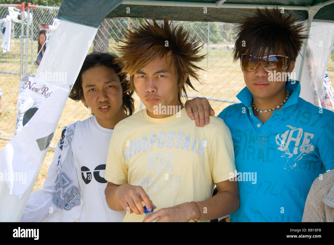 Groupe de rock avec des cheveux hérissés à leur stand. Sports Festival Hmong McMurray Domaine St Paul Minnesota USA Banque D'Images