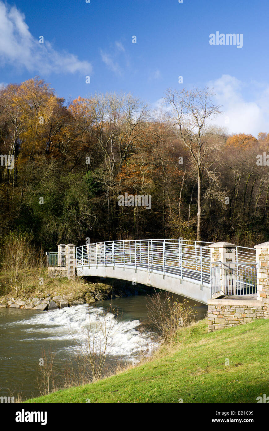 Bridge et lac Taff Bargoed Community Park près de Merthyr Tydfil au Pays de Galles du sud Banque D'Images