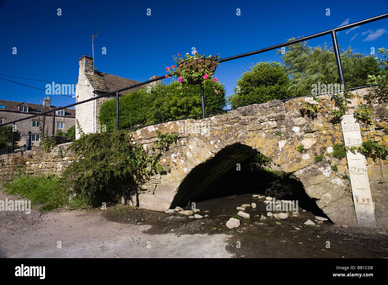 Un vieux cheval pack pont menant à Tetbury, Gloucestershire, Royaume-Uni Banque D'Images