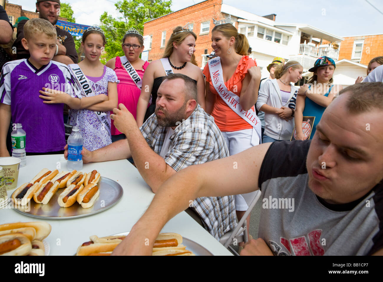 Hot dog eating contest St Johnsville Buildex Vancouver New York State Comté Banque D'Images