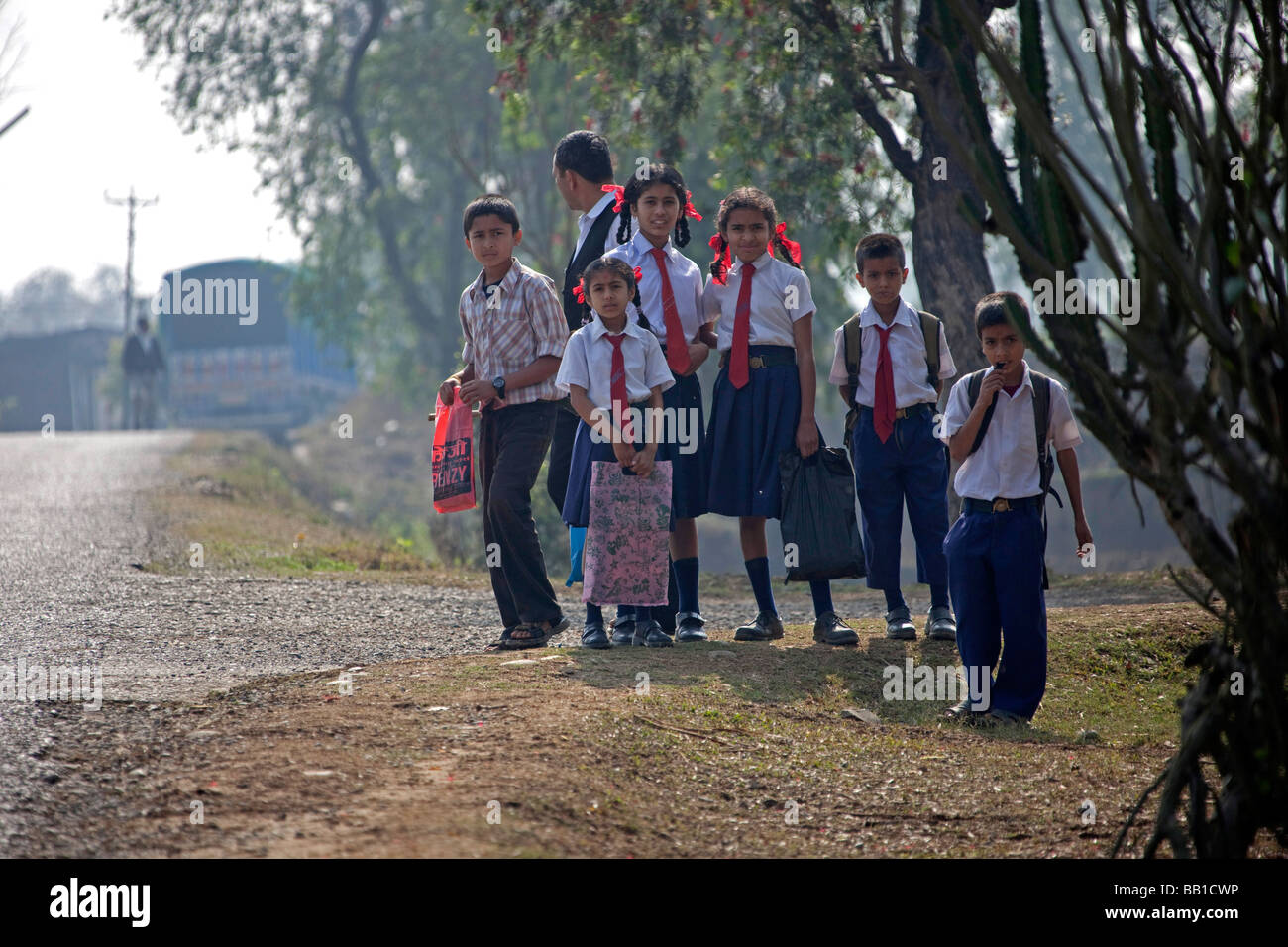 Les enfants de l'école aller à l'école dans les régions rurales du Népal Katmandou à l'arrêt de bus Banque D'Images