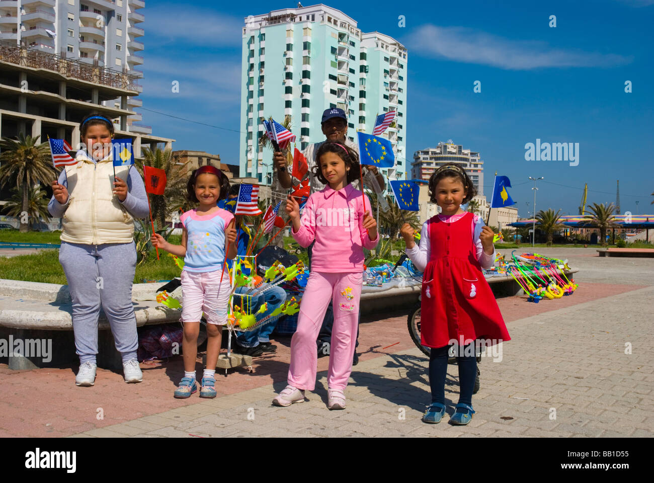 Les enfants kosovars albanais agitant des drapeaux américains et de l'UE à Durres Albanie Europe Banque D'Images