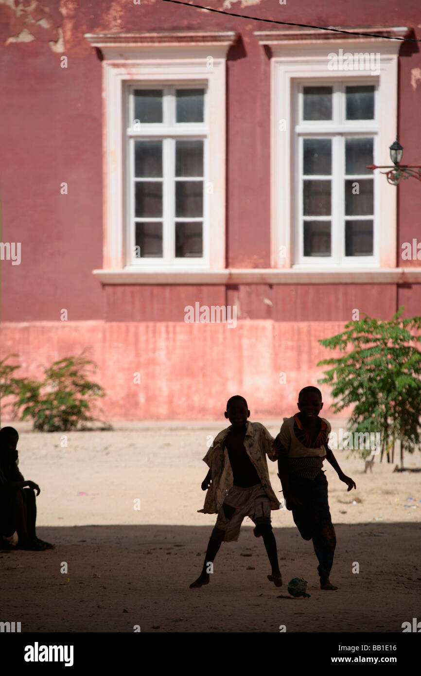 Deux enfants jouant au football dans la ville de pierre sur Ilha Mozambique Banque D'Images