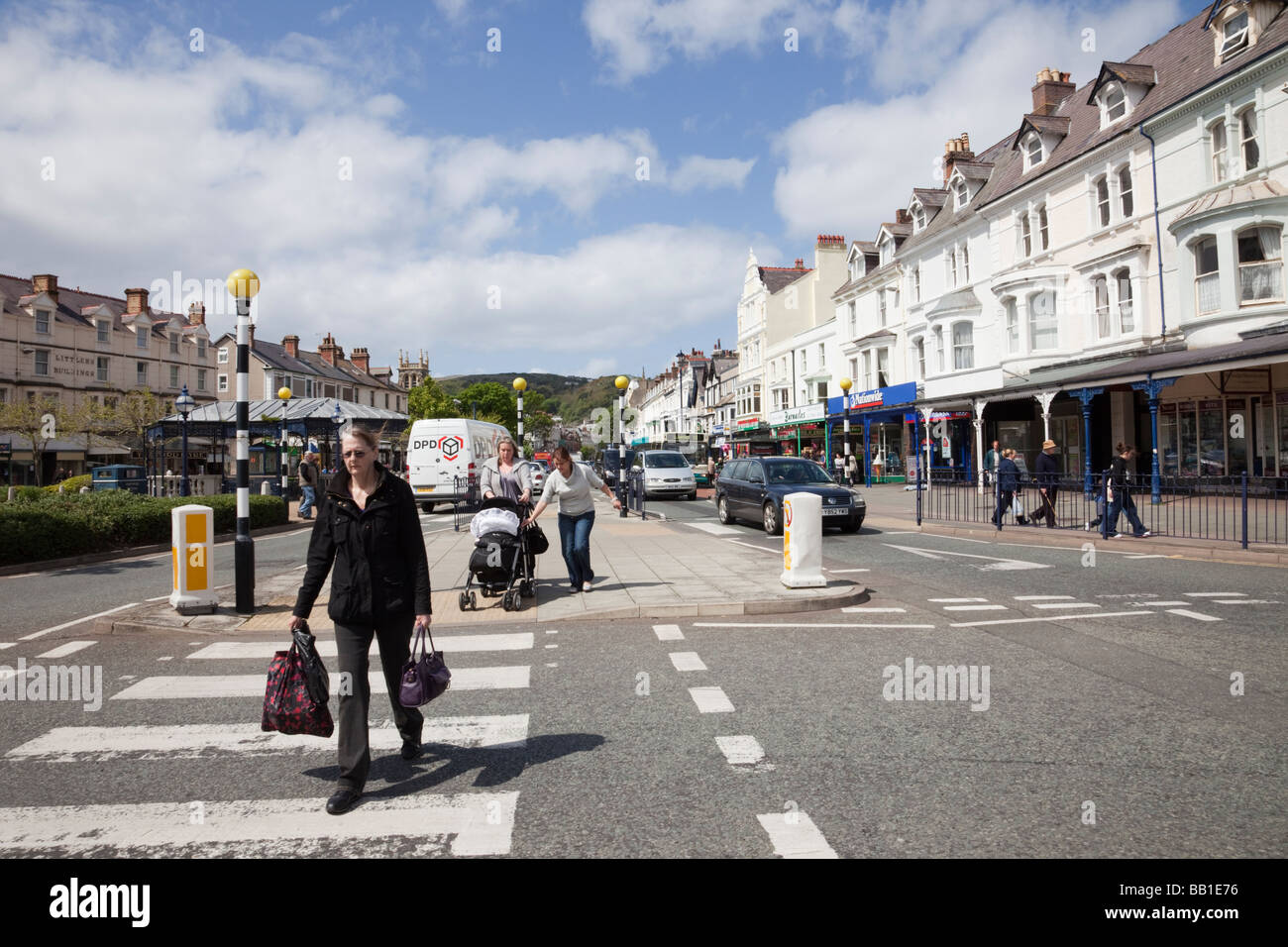 Mostyn Street Conwy Llandudno North Wales UK Europe les gens à l'aide d'un passage pour piétons sur la rue Banque D'Images