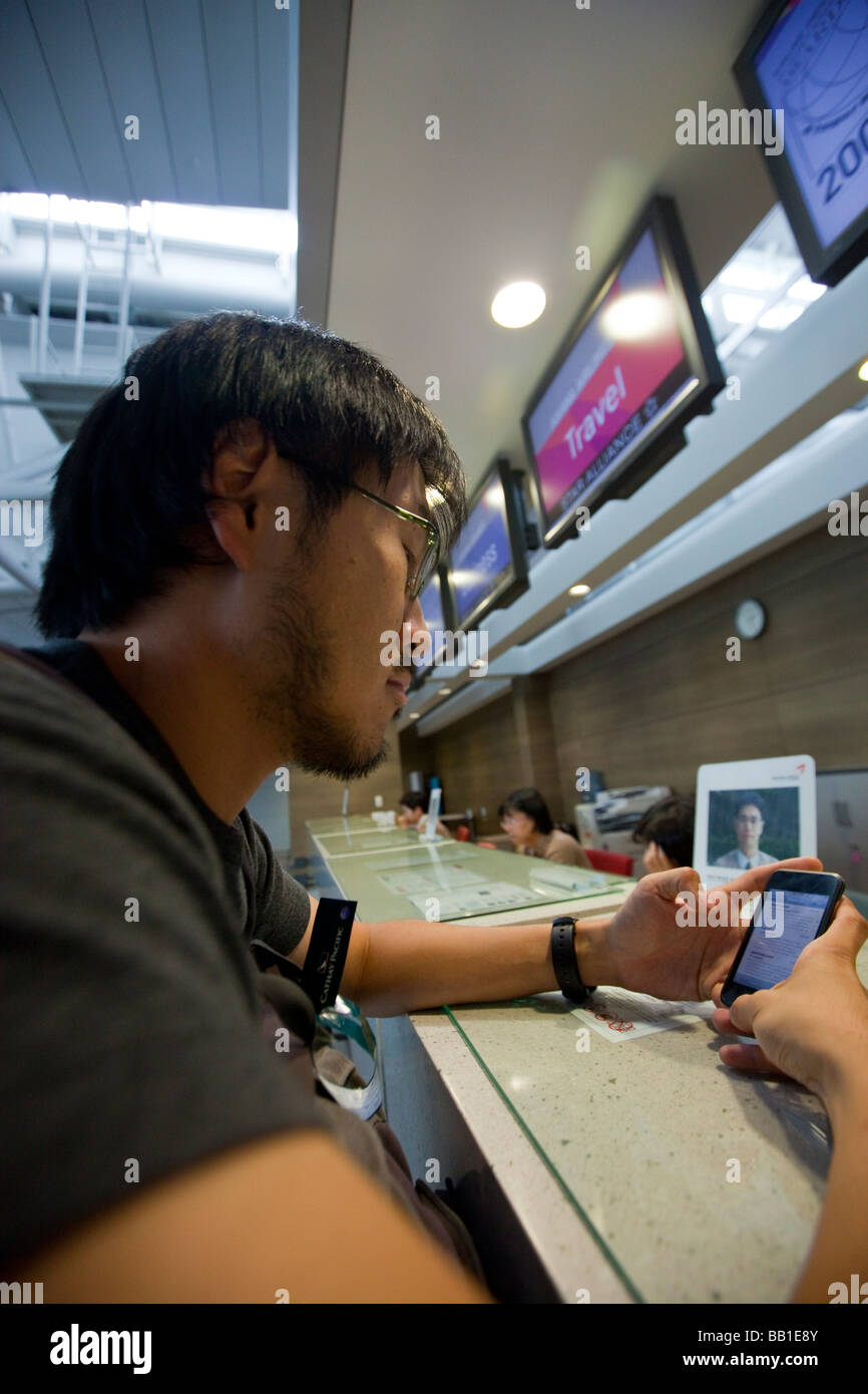 Jeune homme à la coréenne Asiana Airlines comptoir dans l'aéroport Incheon de Séoul ICN Banque D'Images