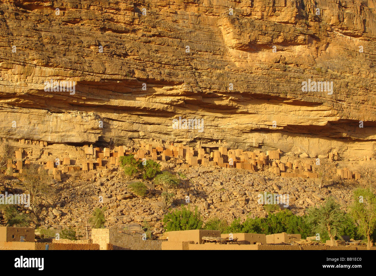 Le Mali, Pays Dogon. Disparus (Telem Dans traditionnels maliens (pygmées) maisons sur la falaise de Bandiagara (RF) Banque D'Images