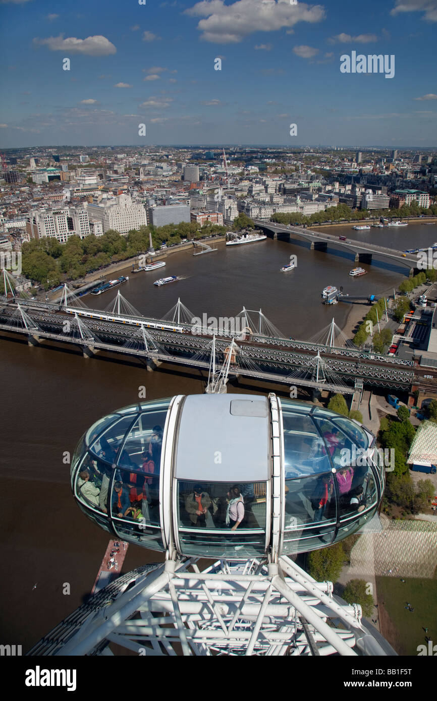 London Eye et vue sur le Jubilé (Hungerford Bridge), la ville et la Tamise, Londres, Angleterre Banque D'Images