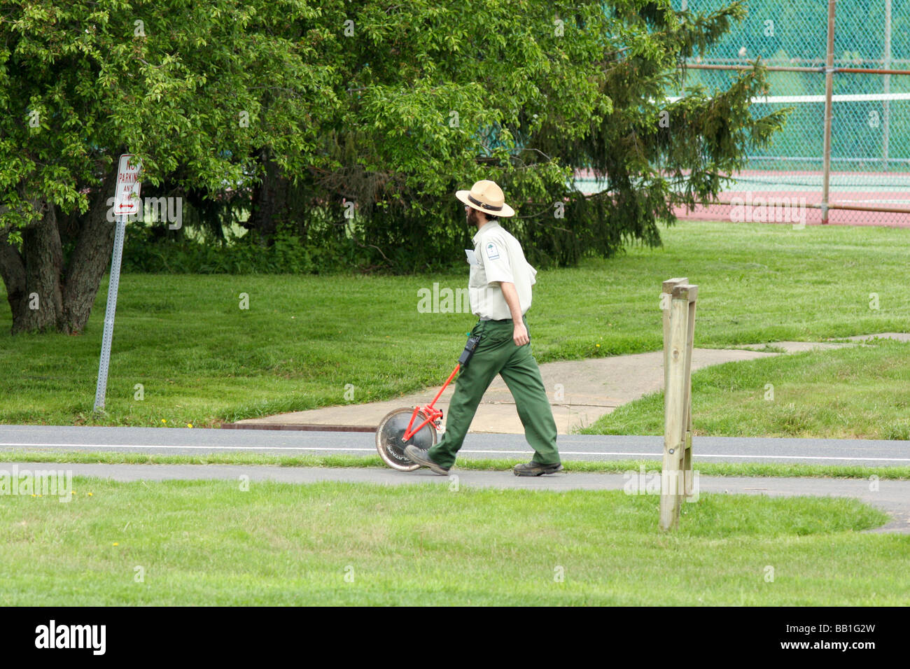 Un United States park ranger la distance de stimulation pour un exercice dans le parc. Banque D'Images