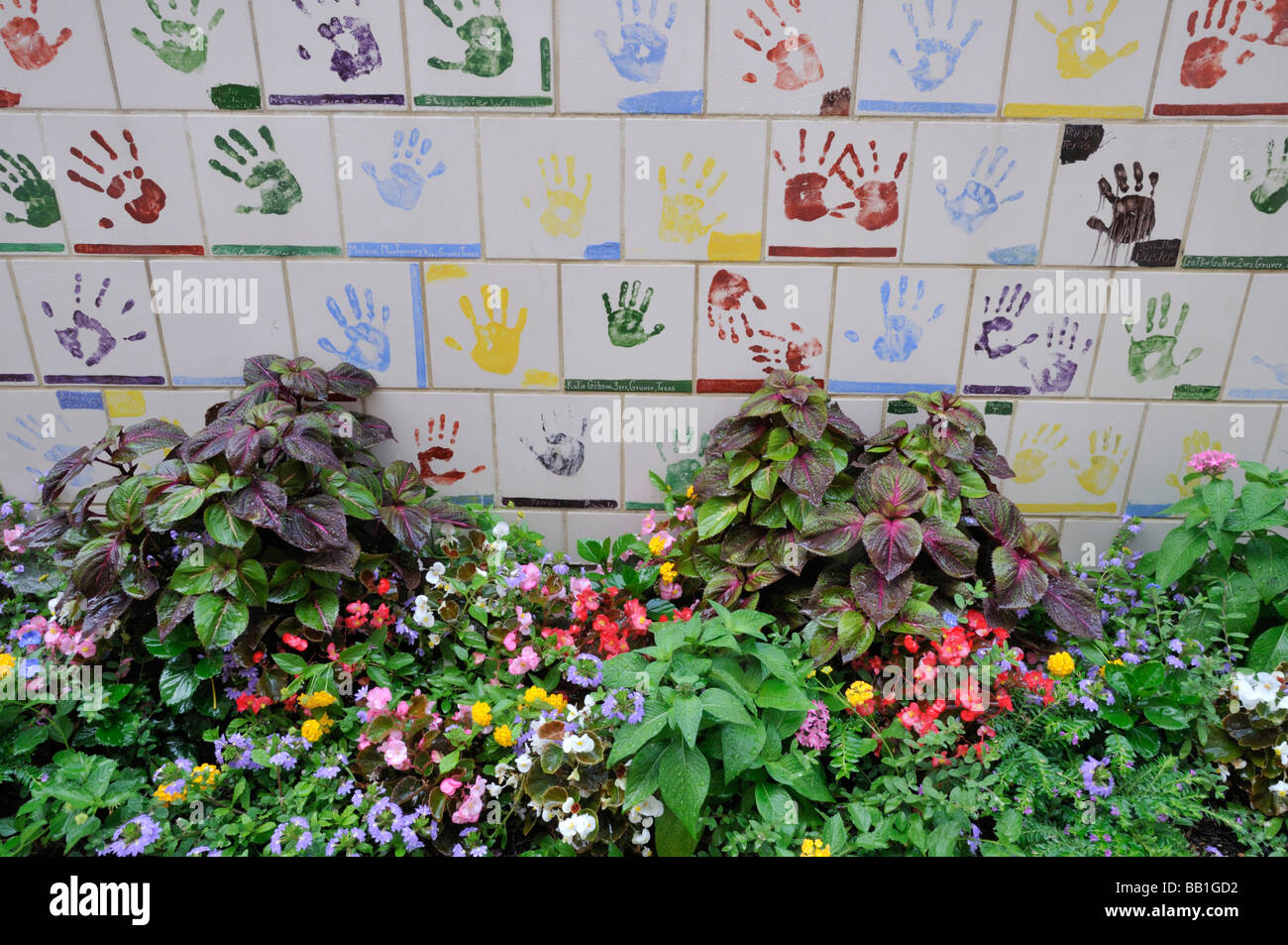 Les carreaux en céramique exprimant encouragement et d'espoir qui ont été envoyés par des enfants du monde entier à New York après l'attentat de 1995 Banque D'Images