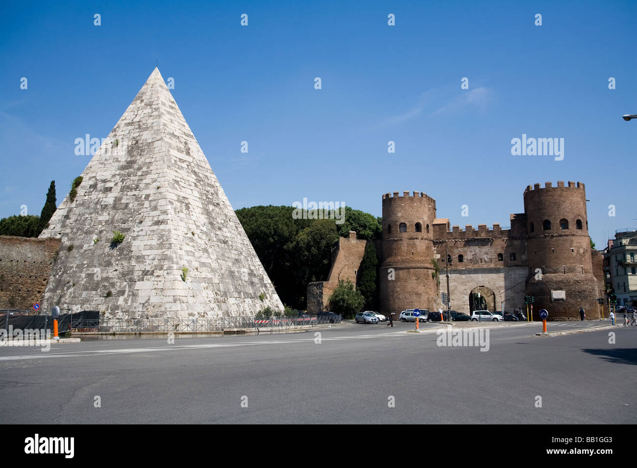 Pyramide de Cestius et Porta San Paolo, Rome, Italie, Europe Banque D'Images