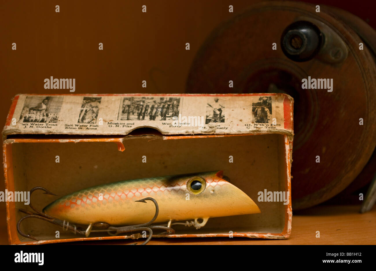 Ancien Leurre De Pêche Vintage En Bois Avec Cuillère - Art Populaire
