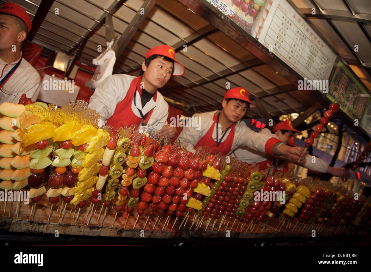 Fruits confits sur un bâton au marché de nuit de Pékin Banque D'Images