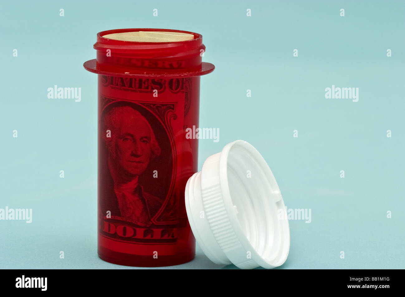 Bouteille en plastique rouge necessaire avec bouchon de sécurité avec un américain one dollar bill montrant le portrait de George Washington Banque D'Images