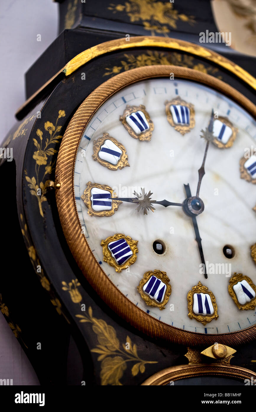 Horloge ancienne face au marché d'antiquités Neuchâtel Suisse Photo Stock -  Alamy