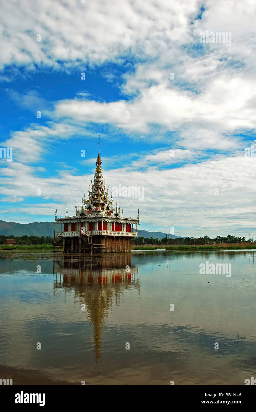 MYANMAR, au lac Inle. Temple bouddhiste sur pilotis au-dessus d'un lac, et ses flèches dorées reflétant dans l'eau Banque D'Images