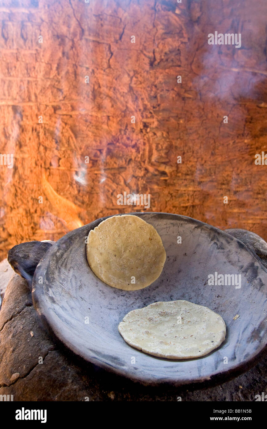 Faire cuire les tortillas en metal wok casserole graissée avec de la moelle osseuse chez les autochtones du village de Mayo à l'extérieur de Capomos El Fuerte, Mexique Banque D'Images