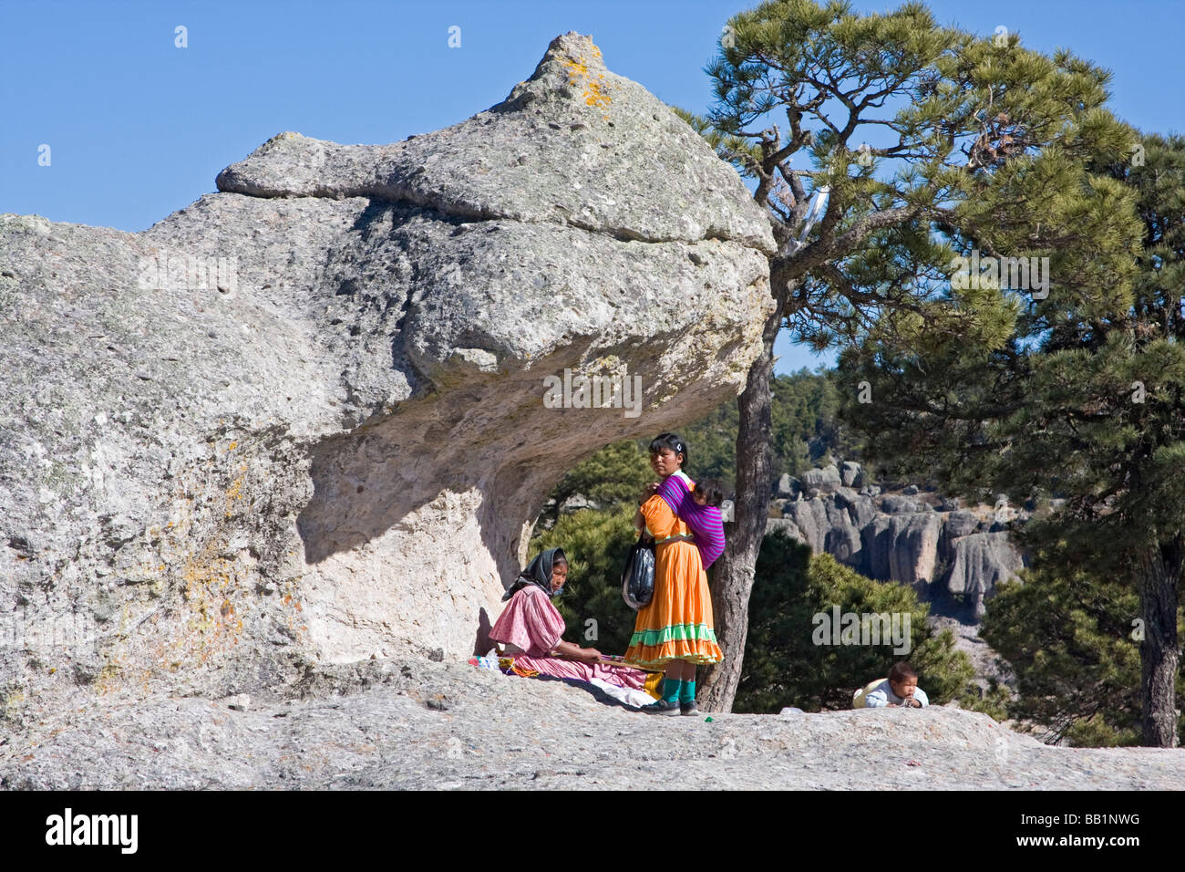 Femme et enfants Tarahumara indigènes vendre des paniers et de l'artisanat dans la vallée des champignons à l'extérieur de la ville de Creel, Mexique Banque D'Images