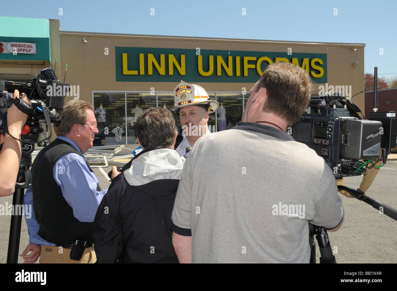 Un chef des pompiers est interviewé par la presse sur les lieux d'une urgence à Landover Hills, Maryland Banque D'Images