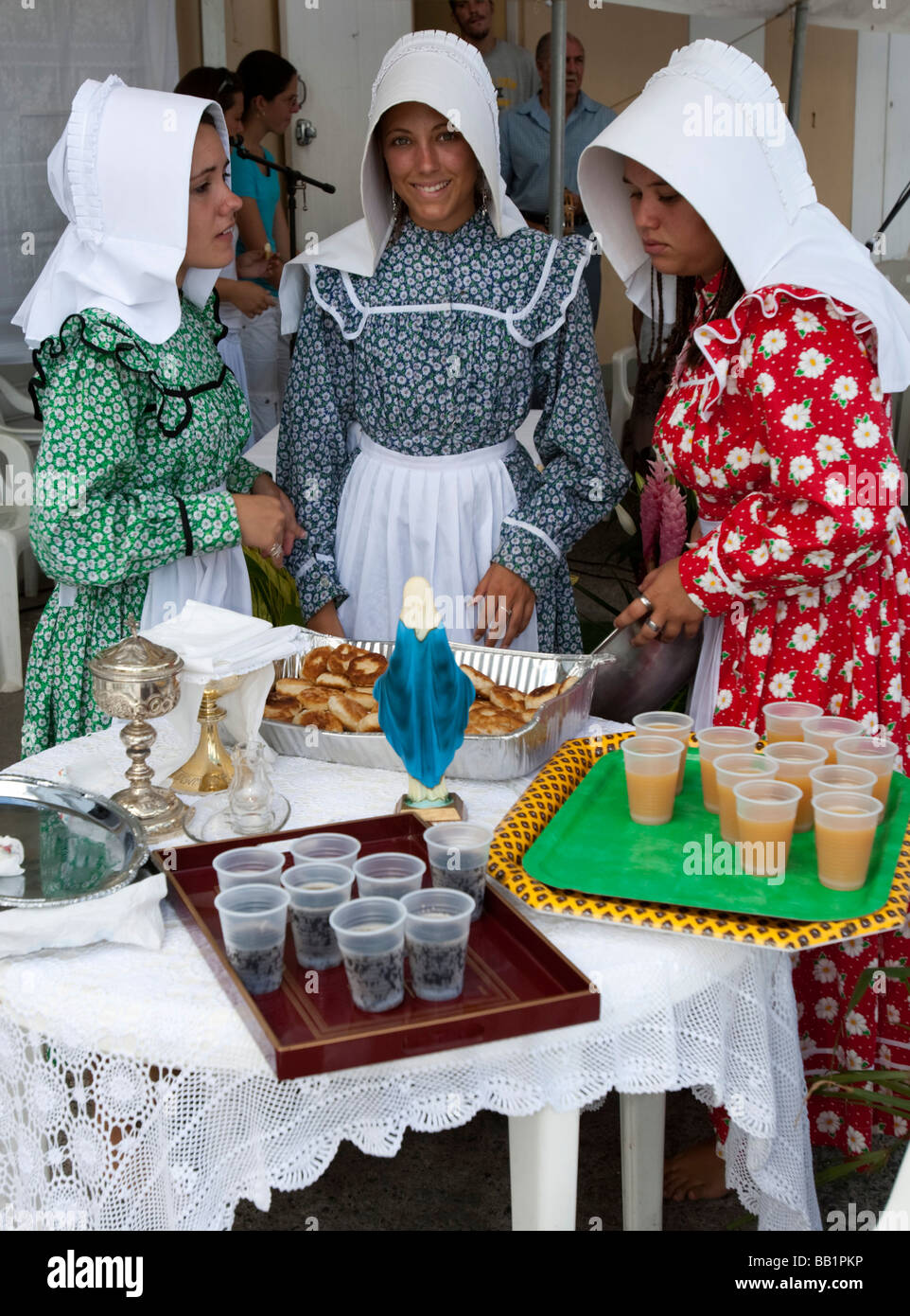 Les jeunes femmes et jeunes filles en costume traditionnel et bonnets de Saint Louis Corossol Festival St Barts Banque D'Images