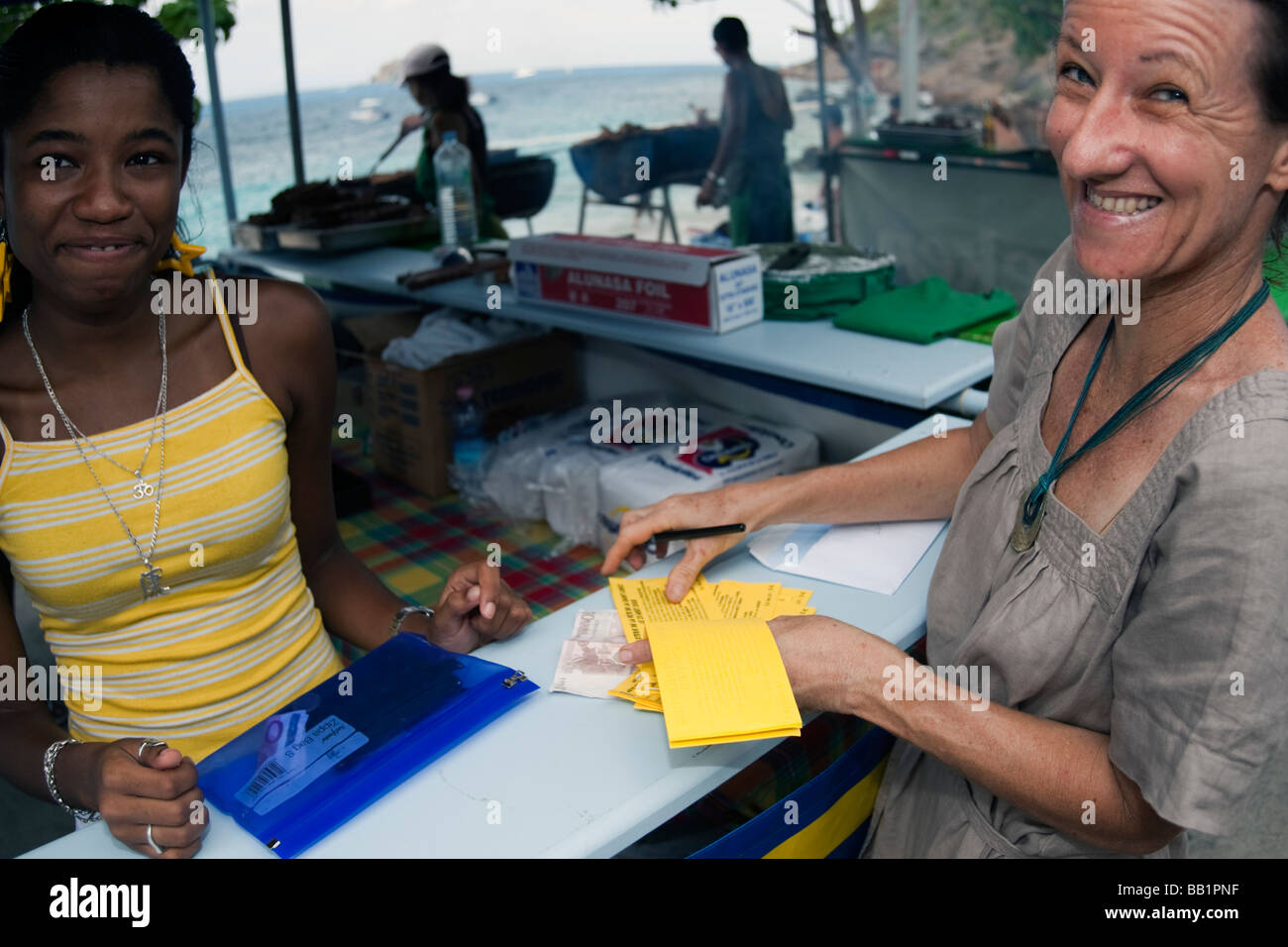 Femme vend des billets du tirage de collecte de fonds du Festival de Saint Louis St Barth Corossol Banque D'Images