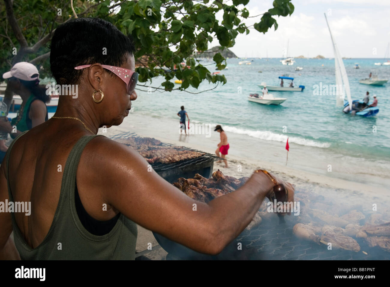 Femme prépare et côtes barbecue poulet Festival Saint Louis St Barth Corossol Banque D'Images