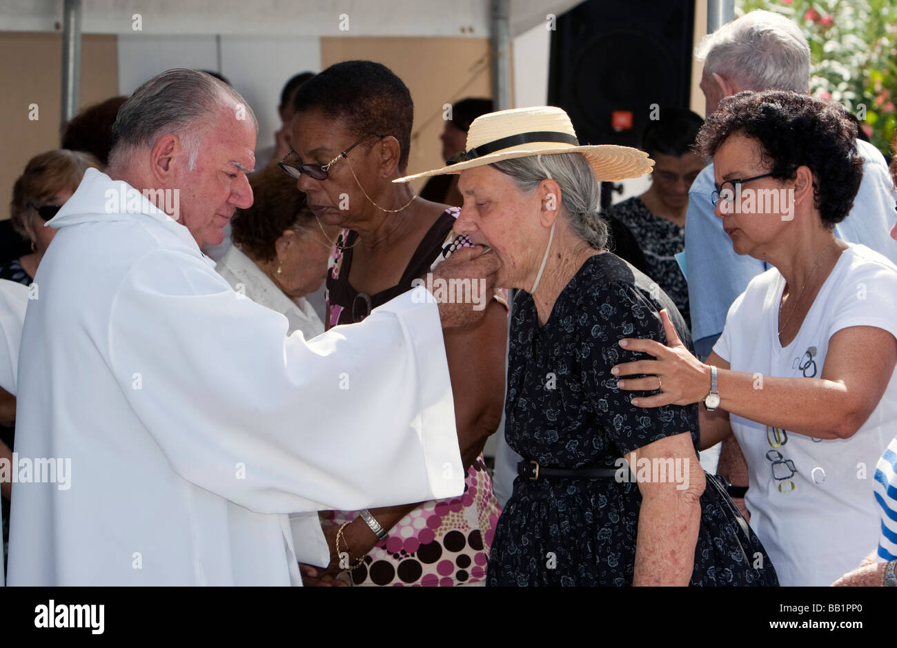 Femme âgée prend la communion à la messe à l'Rock Festival Saint Louis St Barth Corossol Banque D'Images