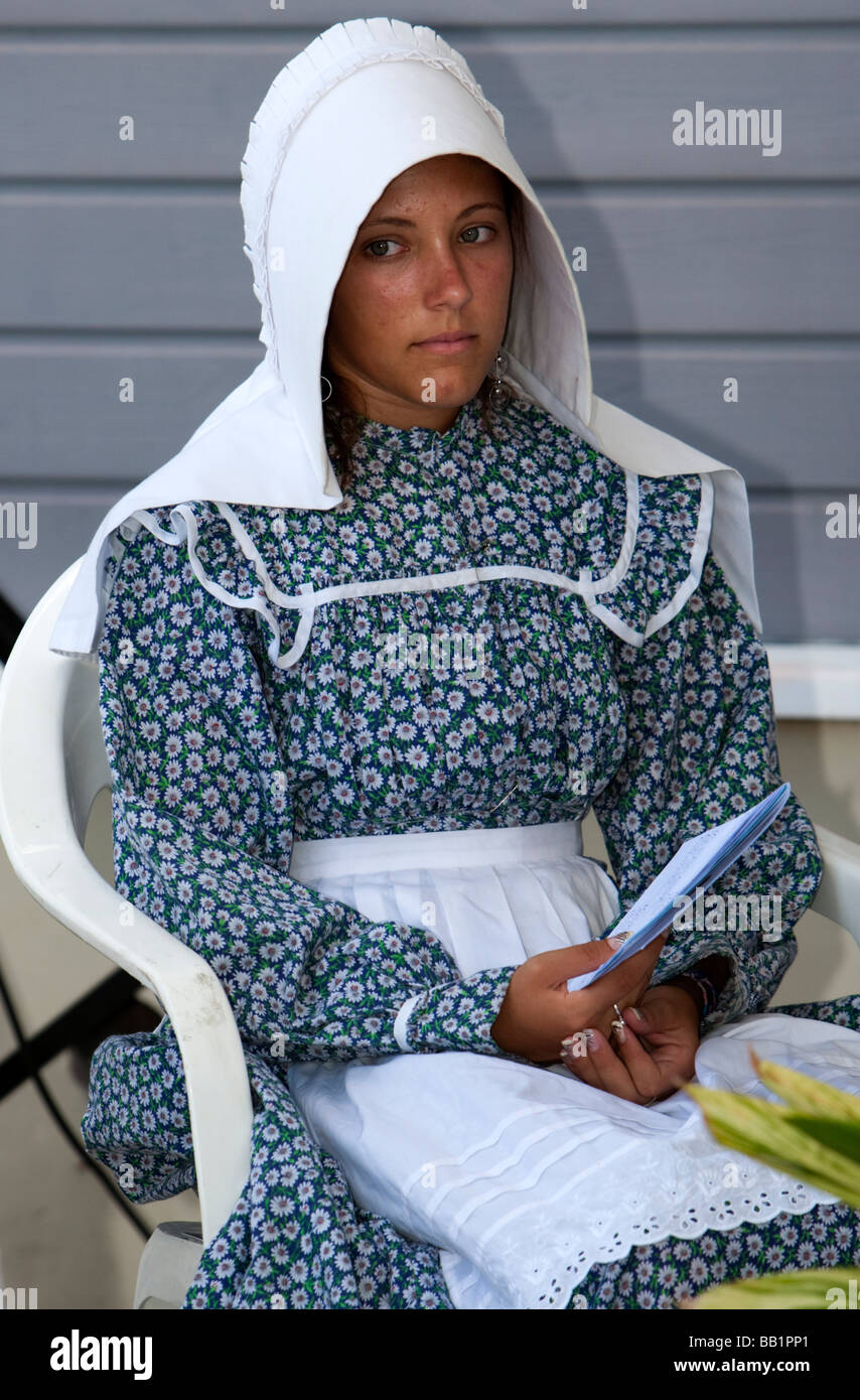 Jeune femme en costume traditionnel et bonnet Festival Saint Louis St Barth Corossol Banque D'Images