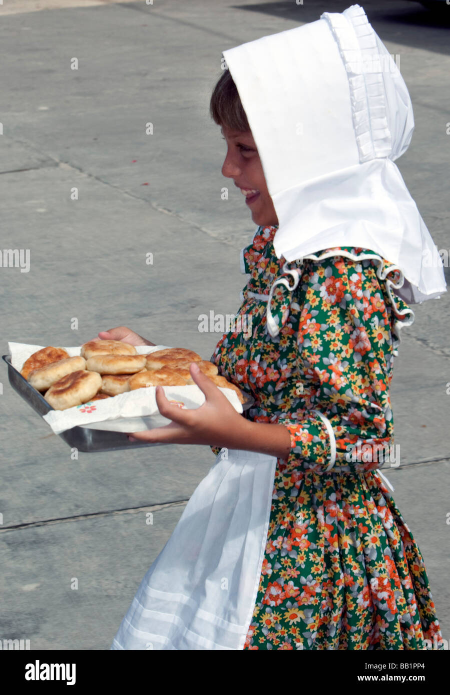 Costume traditionnel et galettes ou gâteaux font partie de la fête de Saint Louis St Barth Corossol Banque D'Images