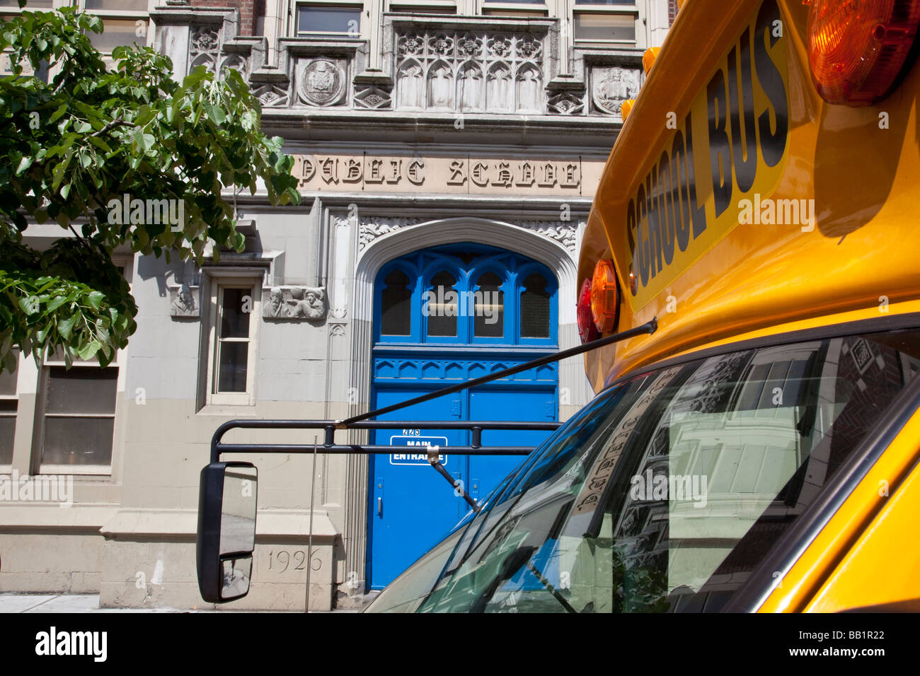 L'école publique et l'autobus scolaire dans la ville de New York Banque D'Images