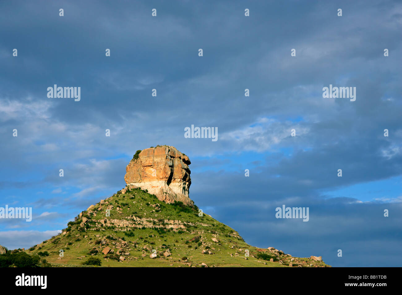 Contrefort de grès contre un sombre ciel bleu avec nuages thunder, Afrique du Sud Banque D'Images