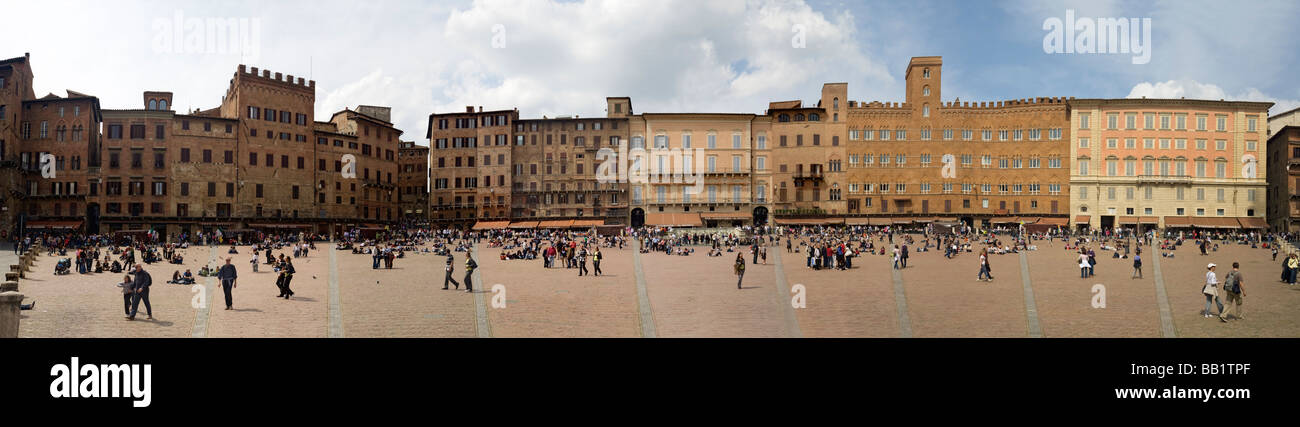 Une vue panoramique sur la 'Piazza del Campo', à Sienne (Italie). Vue panoramique sur 180° de la Piazza del Campo à Sienne (Italie) Banque D'Images