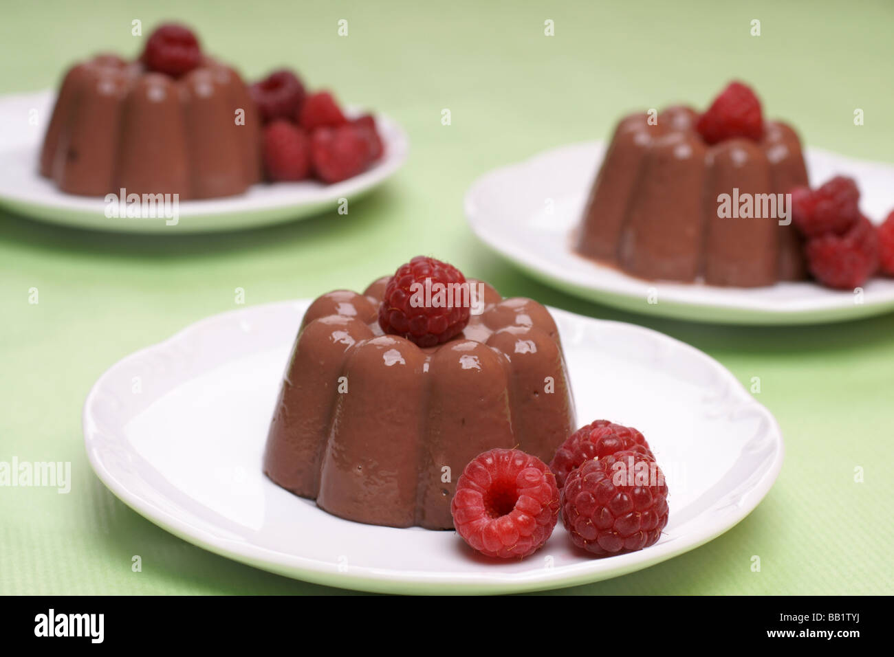 Pudding au chocolat maison dessert et framboises Banque D'Images