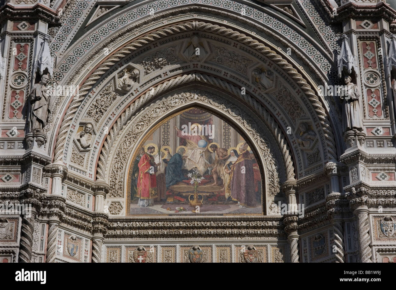 Florence Toscane Italie La ville de la Renaissance photo montre le détail sur la 19e siècle, façade de la cathédrale du Duomo Santa M Banque D'Images