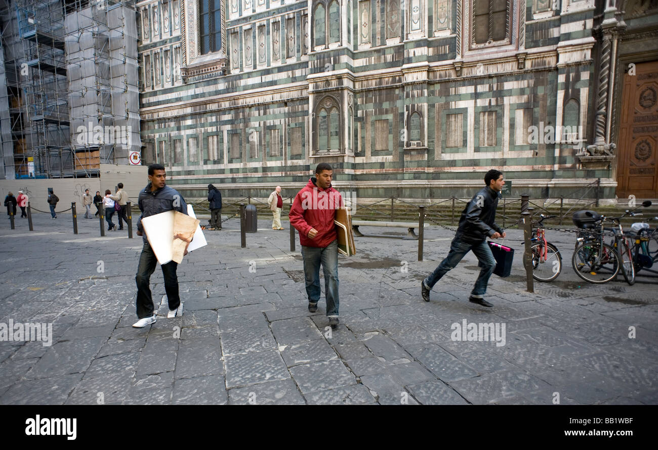 Florence Toscane Italie La ville de la Renaissance photo montre les immigrants d'Afrique du Nord qui vendent des reproductions de lir Banque D'Images