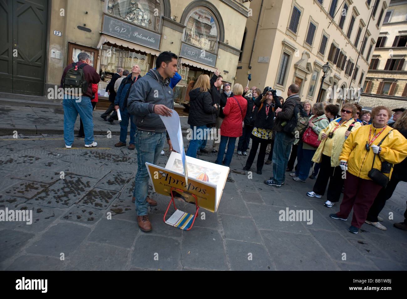 Florence Toscane Italie La ville de la Renaissance photo montre les immigrants d'Afrique du Nord qui vendent des reproductions de lir Banque D'Images