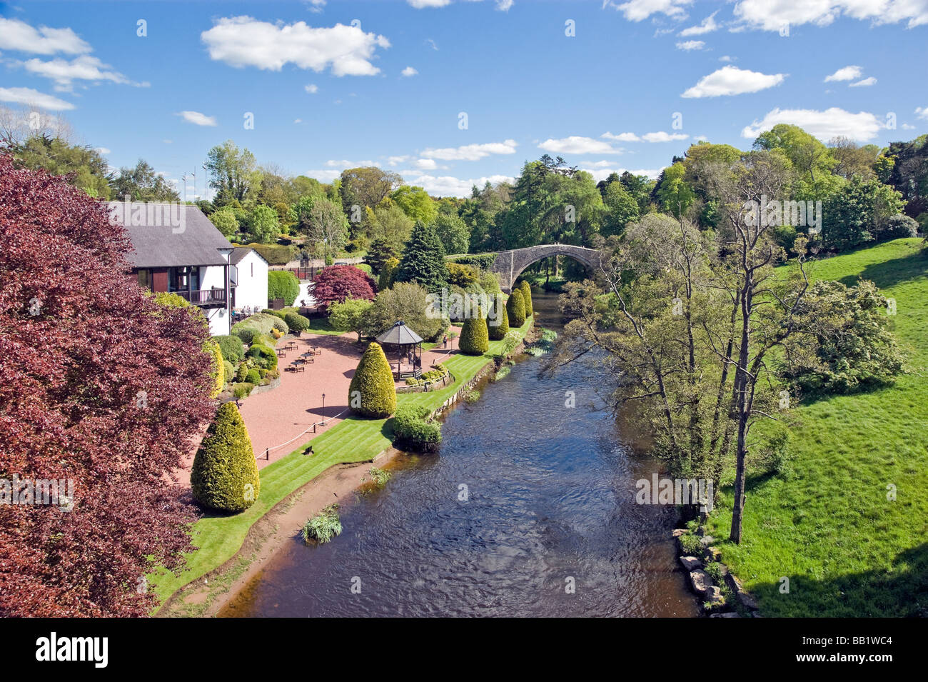 Cité médiévale Brig O'Doon au Burns National Heritage Park à Alloway Ecosse enjambant la rivière Doon en arrière-plan. Banque D'Images