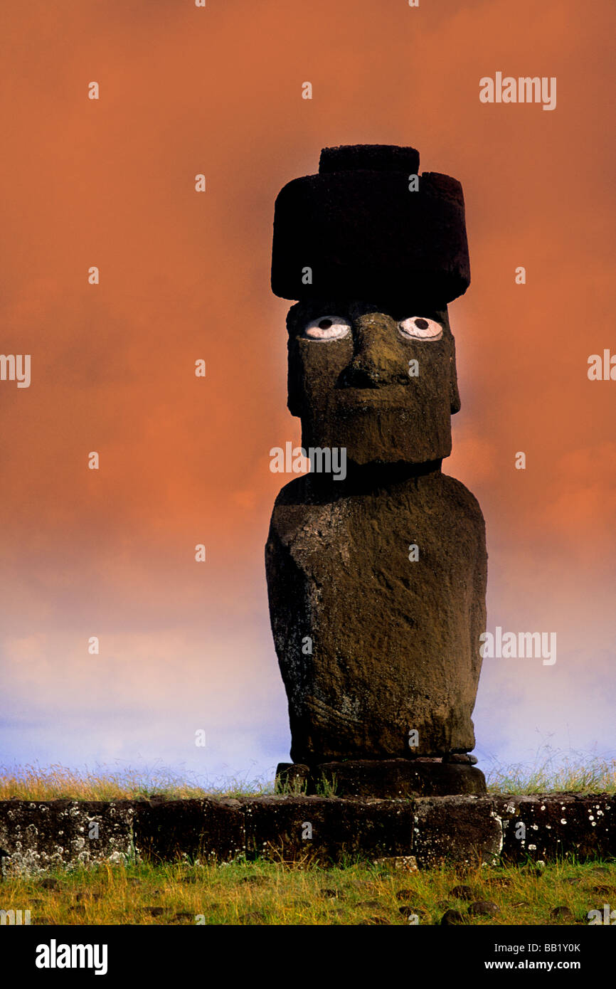 Plate-forme Tahai Moai Statue résumés l'île de Pâques pendant le Festival Tapati Rapa Nui Banque D'Images