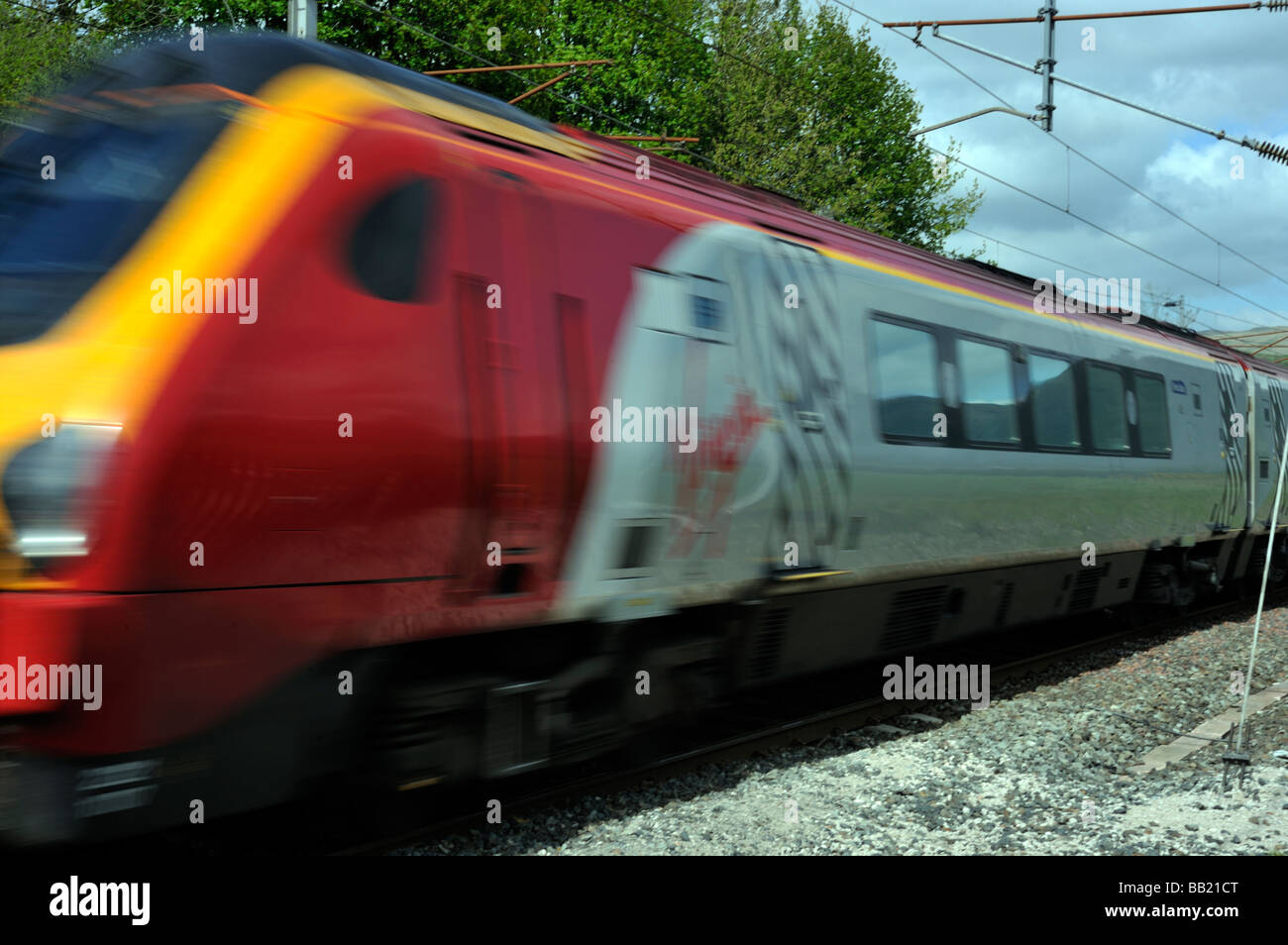 British Rail Class 221 SuperVoyager électriques diesel, à grande vitesse. West Coast Main Line, Lambrigg, Cumbria, Angleterre . Banque D'Images